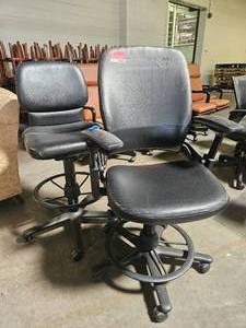 lot 17672 image: Lot of 2 Chairs