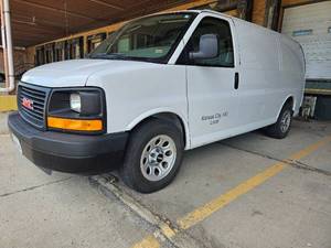 lot 100 image: 2009 GMC Savana 1500 - White