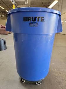 lot 17624 image: Rubbermaid BRUTE 14-gallon Commercial Trash Can with Lid and Dolly