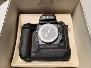lot 17639 image: Nikon F5 Camera Body with MB-16 Battery Grip