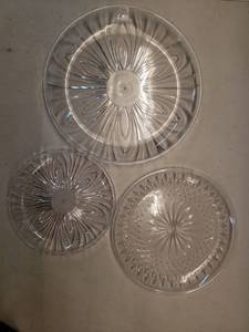 lot 17238 image: Plastic Serving Plates Set of 3 - Retail $18