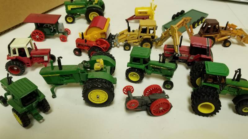 lot 1351 image: Huge Farming  Tractor  164 scale diecast John Deere IH CAT