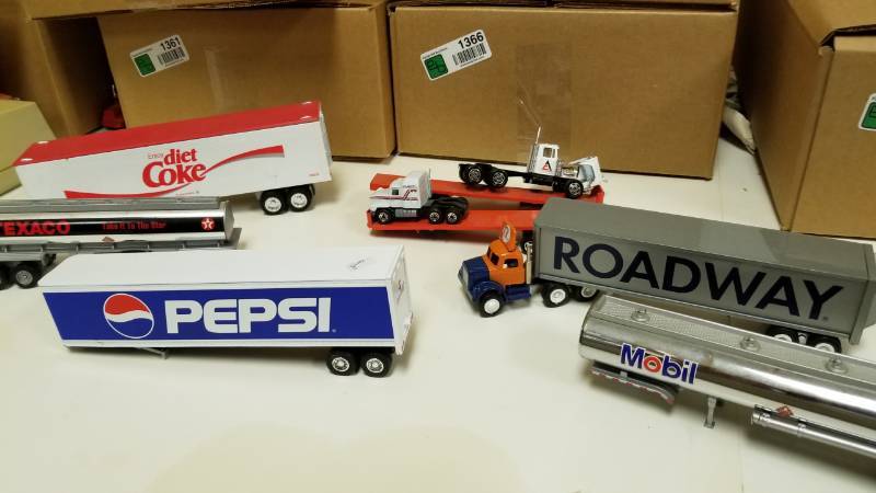 lot 1360 image: Pepsi Coke Mobil Roadway 164 scale Semis