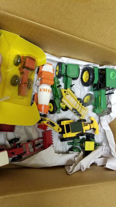 lot 1361 image: Ertl John Deere Construction Farm
