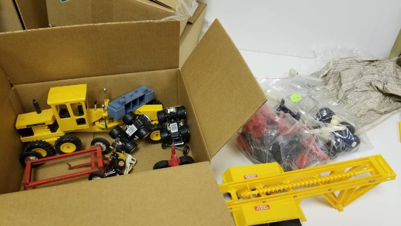 lot 1366 image: Box of diecast  grader (large) and 4x4 trucks