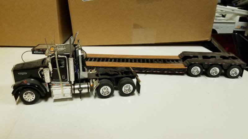 lot 1377 image: Nice Kenworth Rig with triple axle trailer, side hooks even pop out