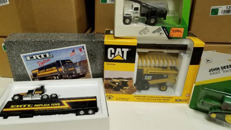 lot 1380 image: Ertl CAT Caterpillar John Deere