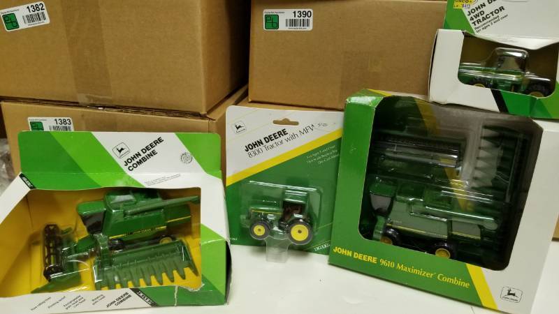lot 1381 image: ertl John Deere Farm Toys