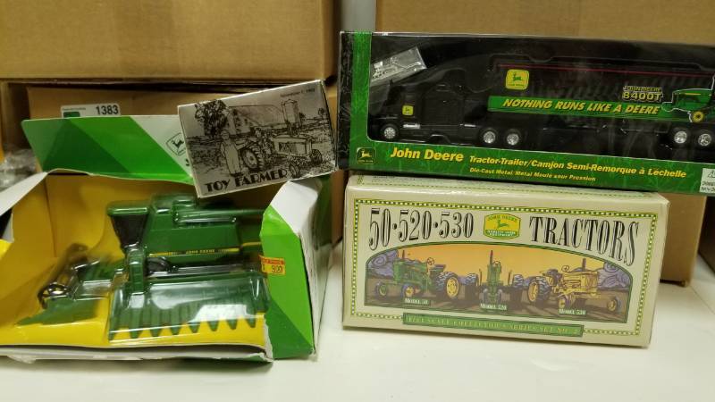 lot 1382 image: Toy Farmer Ertl John Deere Collectibles