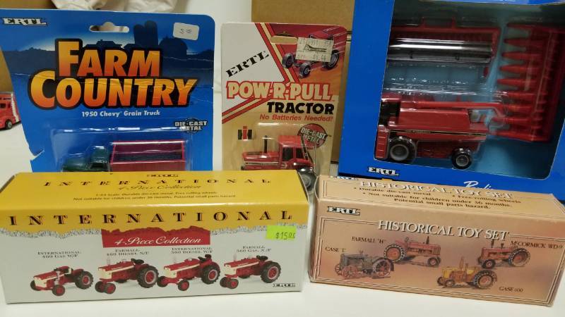 lot 1387 image: Ertl John Deere International and Farm Country