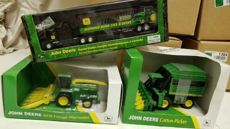lot 1389 image: Ertl John Deere Cotton PIcker and Forage Harvester w Semi and more
