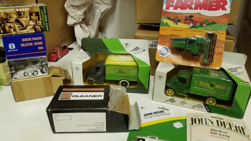 lot 1391 image: Toy Farmer Diecast  Banks  Diecast John Deere