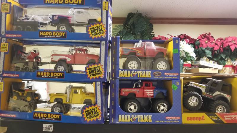 lot 1392 image: Lot of diecast Old Trucks ,step side, 4x4 with lift large lot