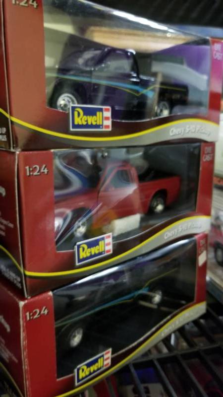 lot 1396 image: 3 Chevy S-10 124 Scale Trucks
