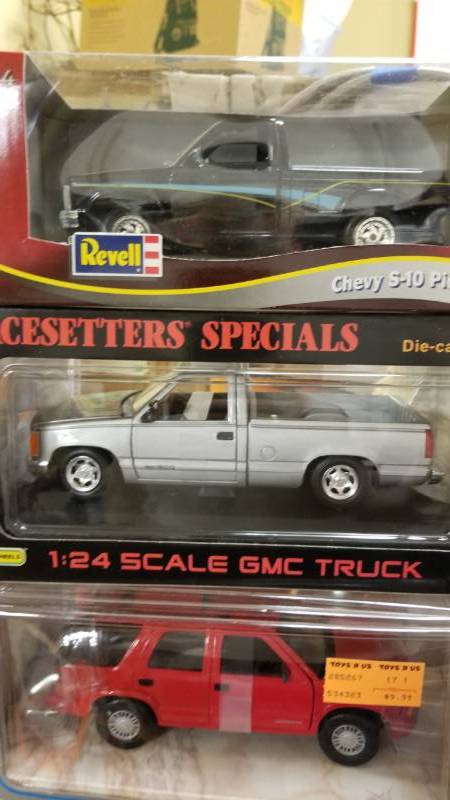 lot 1398 image: Chevy and GMC trucks SUV