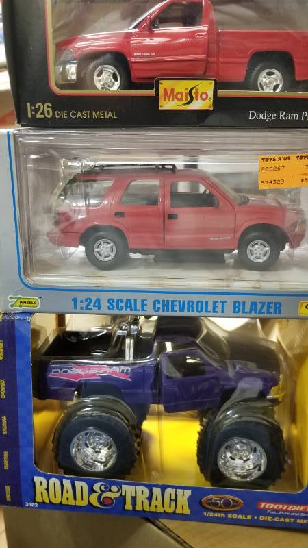 lot 1412 image: 3 Truck lot, 1 monster truck