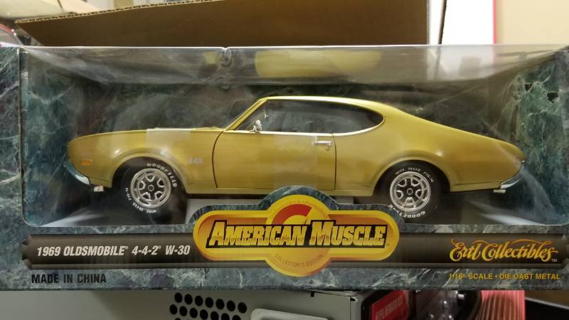 lot 1413 image: 69 Oldsmobile 442 W30 Ertl Special Edition American Muscle