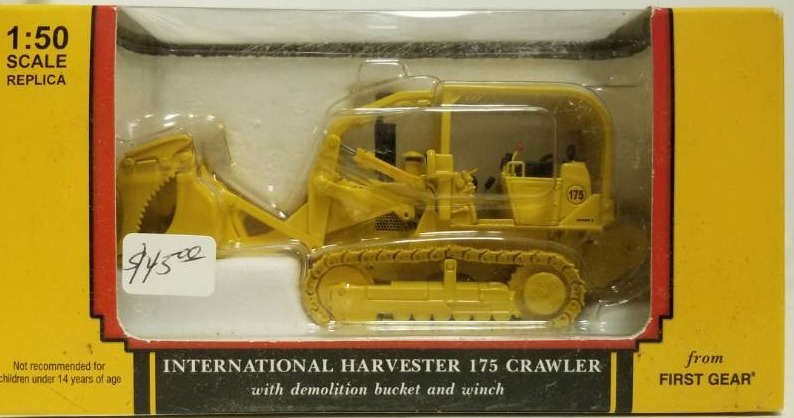 lot 1427 image: International Harvester 175 crawler with demolition and winch 150 Scale with