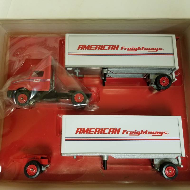 lot 1449 image: American Freightways dual  piggyback w cab winross