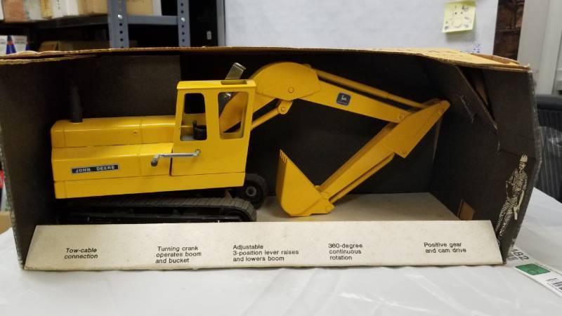 lot 1481 image: Ertl John Deere Excavator in original box