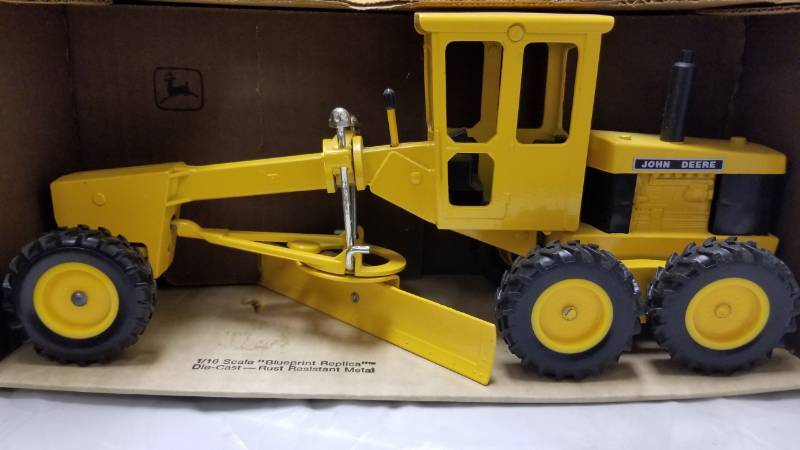 lot 1483 image: 116 Ertl John Deere Grader