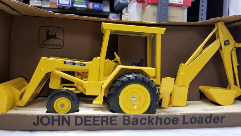lot 1485 image: Ertl John Deere Back Hoe Loader