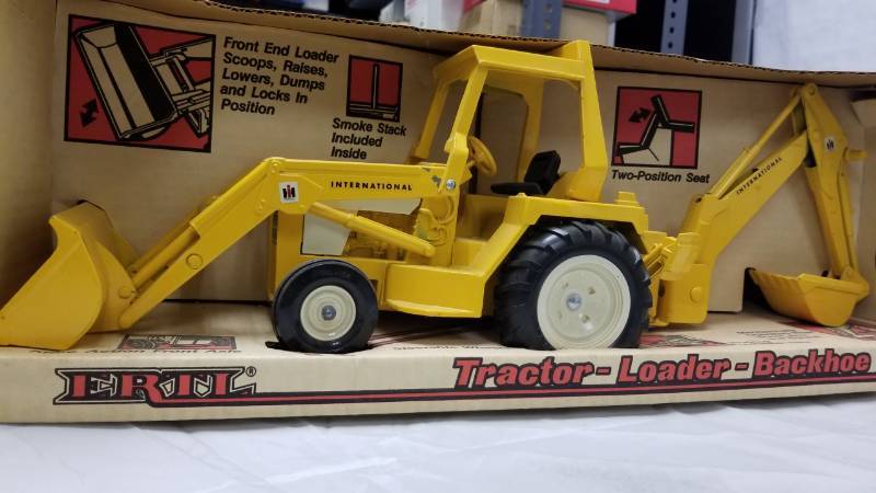 lot 1486 image: International Tractor Loader Back Hoe by Ertl