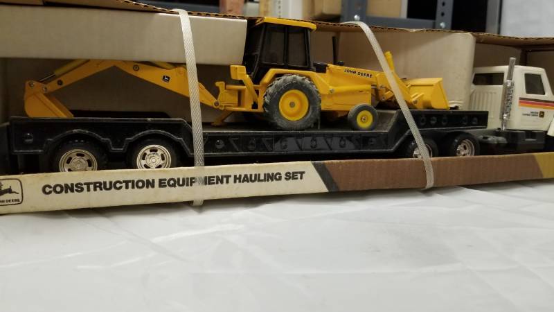 lot 1487 image: Ertl John Deere Construction Equipment Hauling Set
