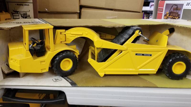 lot 1489 image: Ertl John Deere Scraper