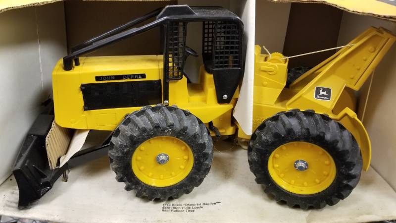 lot 1492 image: Ertl John Deere Skidder