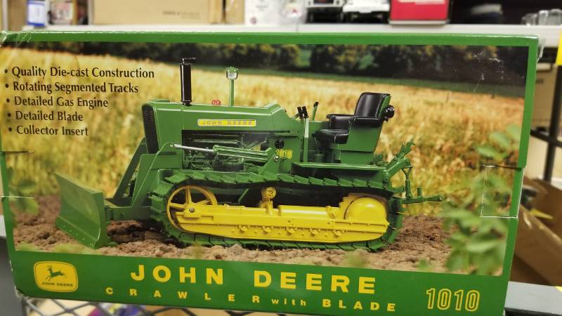 lot 1494 image: John Deere 1010 Crawer with Blade Plow City