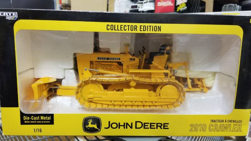 lot 1495 image: Ertl John Deere 116 2010 John Deere Crawler Special Edition