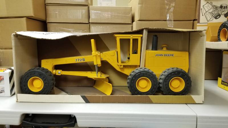 lot 1498 image: Ertl John Deere Grader