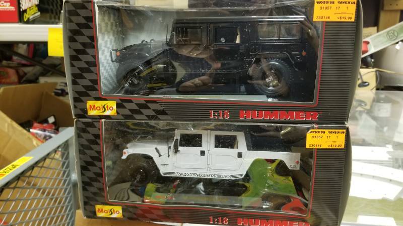 lot 1518 image: Pair of Hummers Maisto 118 Scale