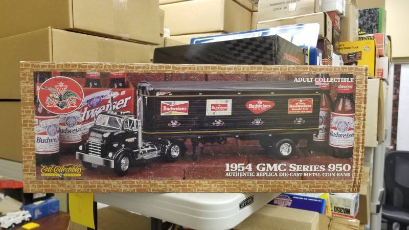 lot 1519 image: HUGE Budweiser 1954 GMC Series 950 Coin Bank Ertl Collectibles