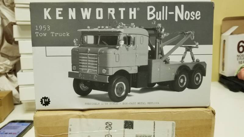 lot 1524 image: First Gear Kenworth Bull- Nose Wrecker