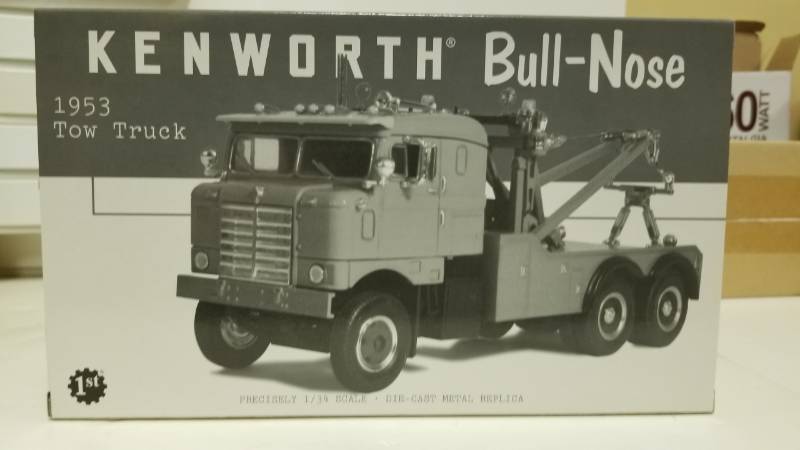 lot 1538 image: Holmes Kenworth Bull-Nose by First Gear Tow Truck