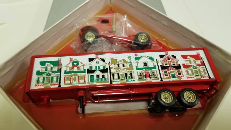 lot 1571 image: Winross Special Edition Christmas Truck