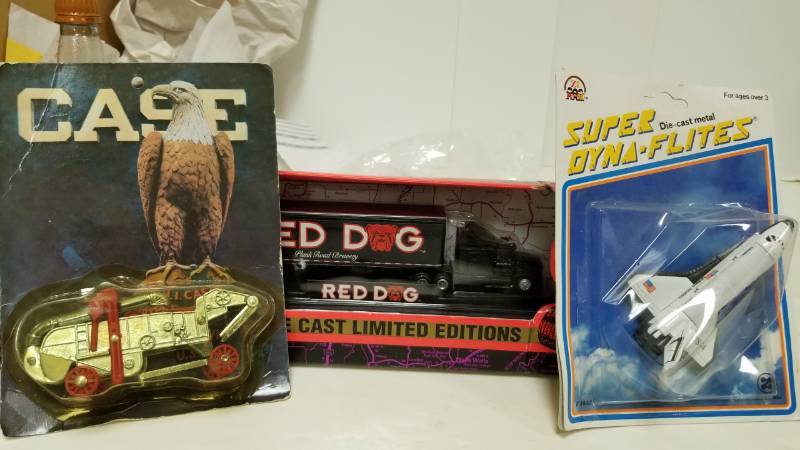 lot 1584 image: Case gold collector, space shuttle and red dog