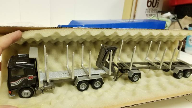lot 1592 image: Quality German Made Volvo F16 Logging Truck with hydraulic lift on back Conrad