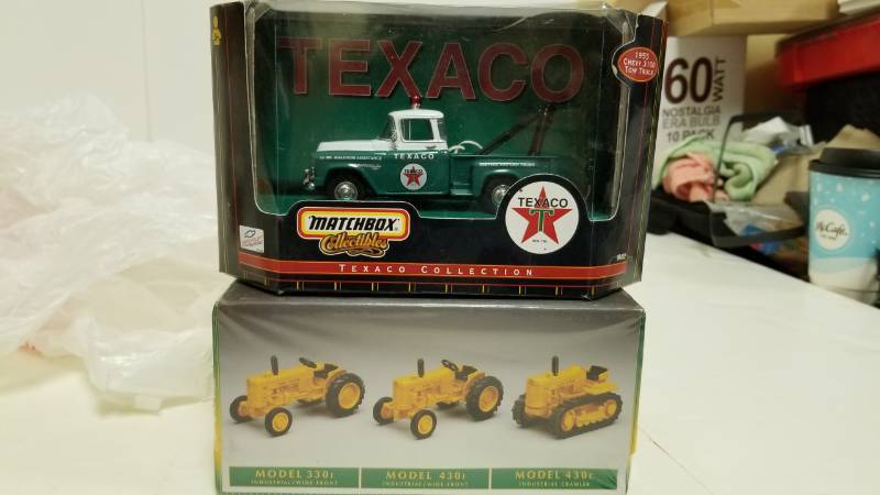 lot 1594 image: Matchbox tow truck and john deere tractor set