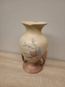 lot 26 image: Hull Pottery Magnolia Pattern Vase with Base