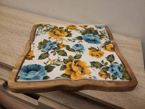 lot 33 image: Pioneer Woman Floral Ceramic and Wood Serving Tray Set