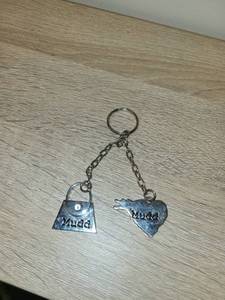 lot 49 image: Personalized Metal Keychain with Purse and Heart Charms