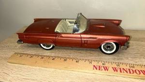 lot 85 image: 1957 Ford Thunderbird Die-Cast Model Car 124 Scale