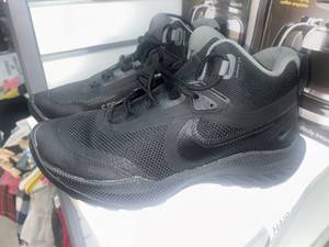 lot 92 image: Nike React BOOTS 9.5 men��s appear new