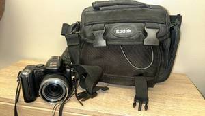 lot 100 image: Kodak EasyShare P850 Digital Camera with Carrying Case