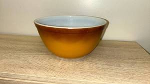 lot 101 image: Pyrex 403 1.5 Qt Amber Ombre Mixing Bowl