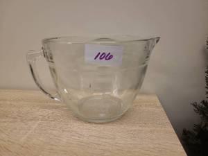 lot 106 image: Glass Mixing Bowl with Handle and Pour Spout