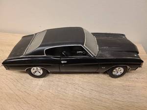 lot 107 image: 1971 Chevrolet Chevelle SS 454 Cowl Induction 118 Scale Diecast Model Car